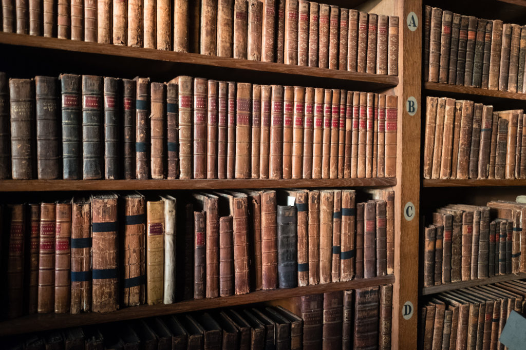 Bücherregal in einer Bibliothek