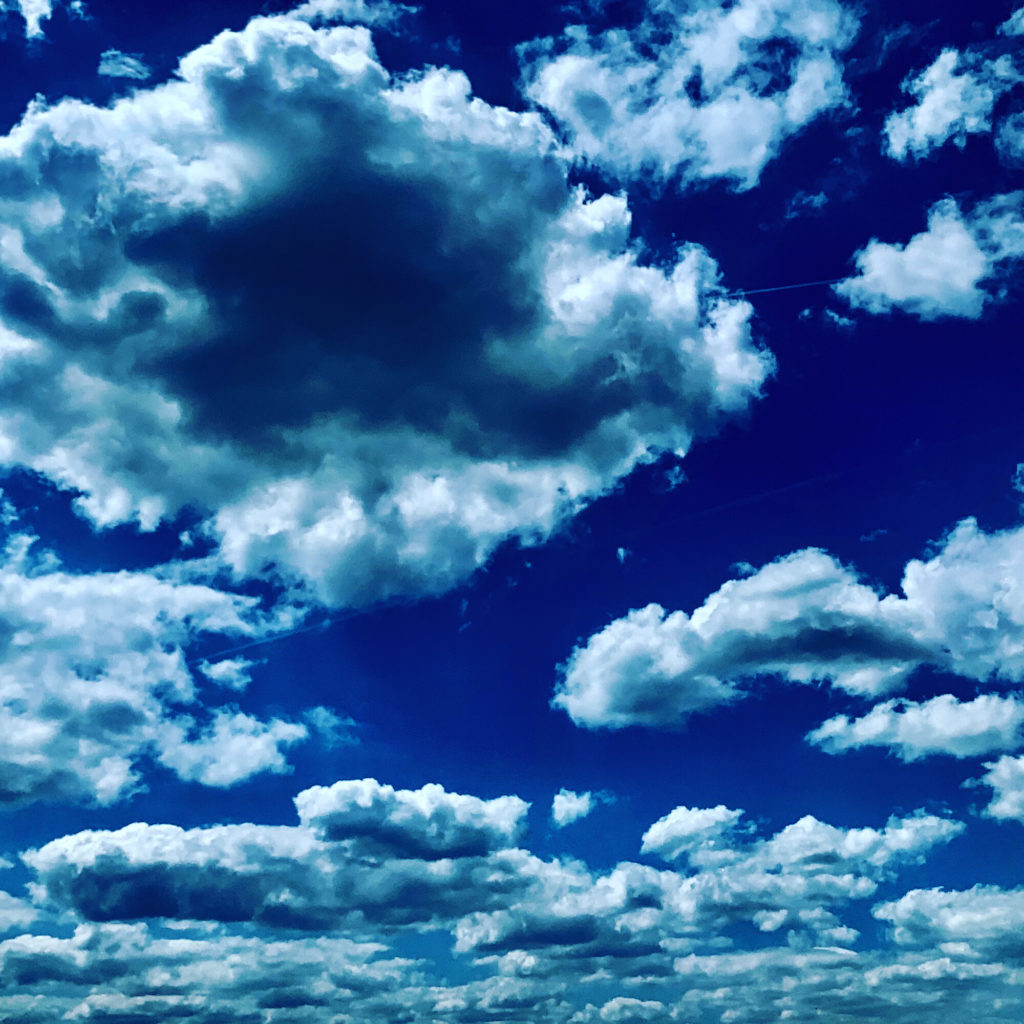 Blauer Himmel mit vielen Wolken